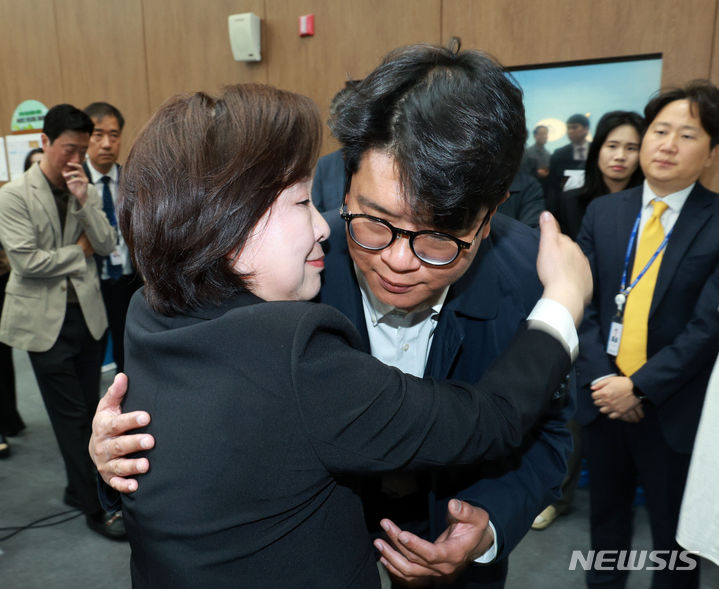 [서울=뉴시스] 고범준 기자 = 심상정 녹색정의당 공동선대위원장이 11일 오전 서울 여의도 국회 소통관에서 22대 총선 결과 관련 입장발표 기자회견을 마치고 김준우 상임선대위원장과 포옹하고 있다. 2024.04.11. bjko@newsis.com