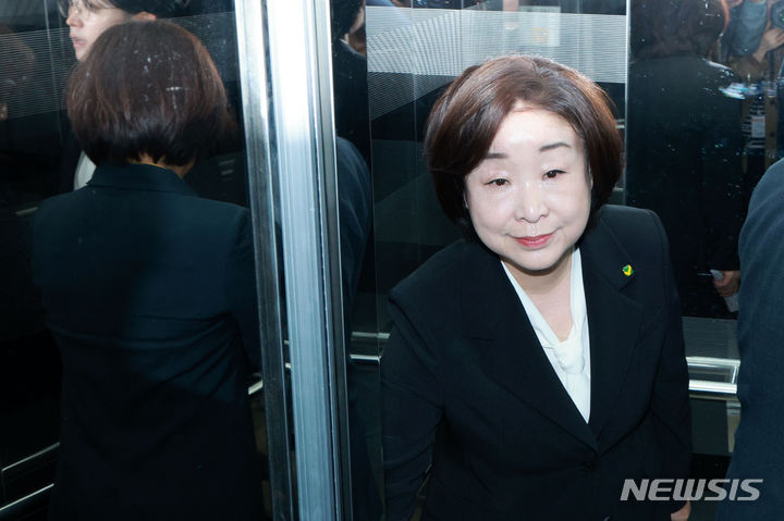 [서울=뉴시스] 고범준 기자 = 심상정 녹색정의당 공동선대위원장이 11일 오전 서울 여의도 국회 소통관에서 22대 총선 결과 관련 입장발표 기자회견을 마치고 승강기에 탑승하고 있다. 2024.04.11. bjko@newsis.com