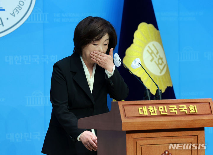 [서울=뉴시스] 고범준 기자 = 심상정 녹색정의당 공동선대위원장이 11일 오전 서울 여의도 국회 소통관에서 22대 총선 결과 관련 입장발표 기자회견을 마치고 울먹이고 있다. 2024.04.11. bjko@newsis.com