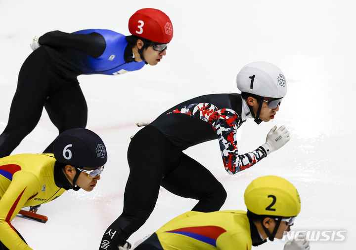[서울=뉴시스] 정병혁 기자 = 11일 서울 목동실내빙상장에서 열린 2024-2025시즌 쇼트트랙 국가대표 2차 선발대회 남자 1500m 준결승 경기, 박지원(흰색, 서울시청)과 황대헌(빨강, 강원특별자치도청)이 역주하고 있다. 2024.04.11. jhope@newsis.com