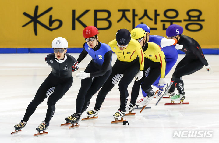 [서울=뉴시스] 정병혁 기자 = 11일 서울 목동실내빙상장에서 열린 2024-2025시즌 쇼트트랙 국가대표 2차 선발대회 남자 1500m 준결승 경기, 박지원(흰색, 서울시청)과 황대헌(빨강, 강원특별자치도청)이 역주하고 있다. 2024.04.11. jhope@newsis.com
