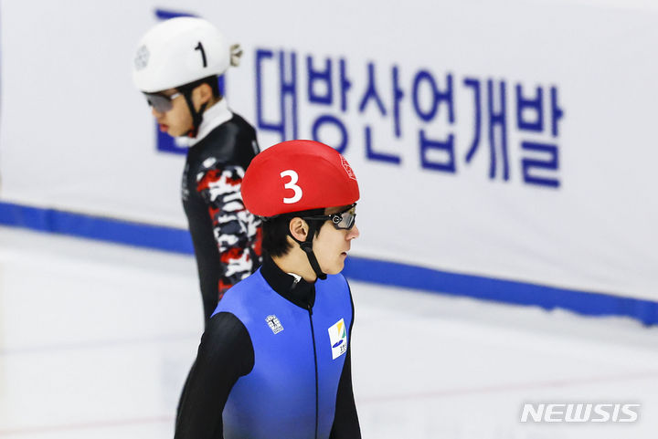 [서울=뉴시스] 정병혁 기자 = 11일 서울 목동실내빙상장에서 열린 2024-2025시즌 쇼트트랙 국가대표 2차 선발대회 남자 1500m 준결승 경기, 박지원(흰색, 서울시청)과 황대헌(빨강, 강원특별자치도청)이 몸을 풀고 있다. 2024.04.11. jhope@newsis.com