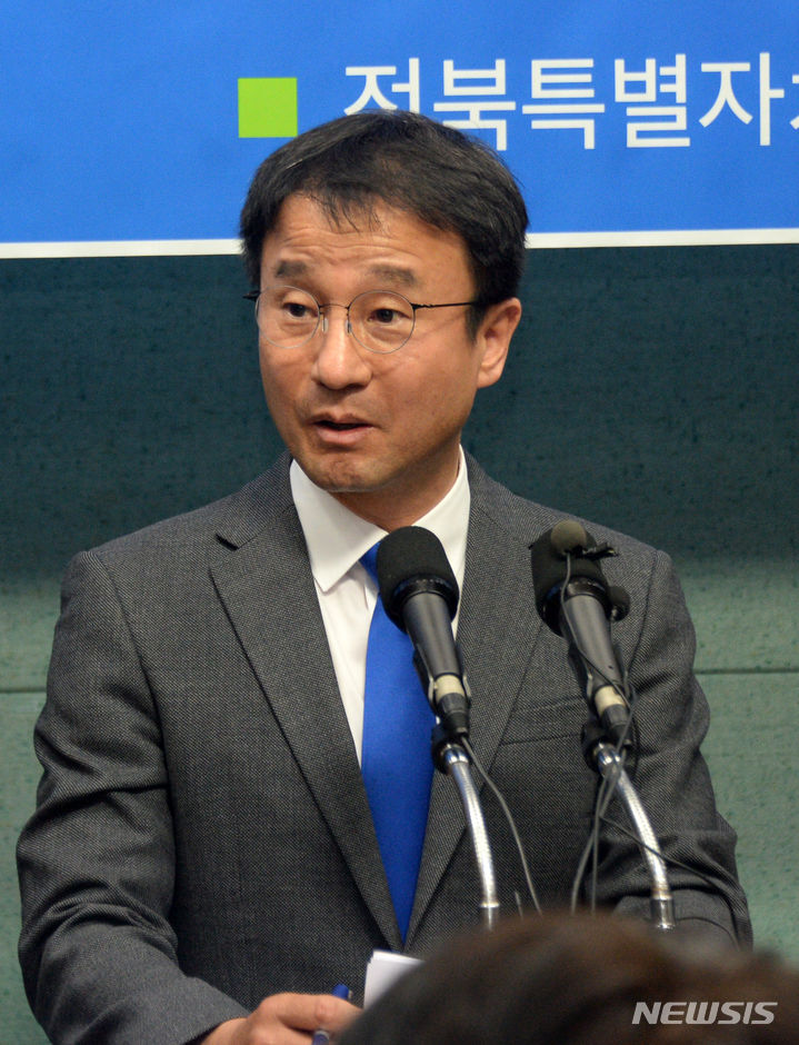 [전주=뉴시스] 김얼 기자 = 더불어민주당 한병도 전북 익산시을 당선인이 11일 전북 전주시 전북특별자치도의회에서 '더불어민주당 전북특별자치도당 당선인 합동 기자회견'을 열고 인사말을 하고 있다. 2024.04.11. pmkeul@newsis.com