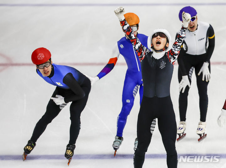 [서울=뉴시스] 정병혁 기자 = 11일 서울 목동실내빙상장에서 열린 2024-2025시즌 쇼트트랙 국가대표 2차 선발대회 남자 1500m 결승 경기, 1위로 결승선을 통과한 박지원(흰색, 서울시청)이 기뻐하고 있다. 왼쪽은 황대헌. 2024.04.11. jhope@newsis.com