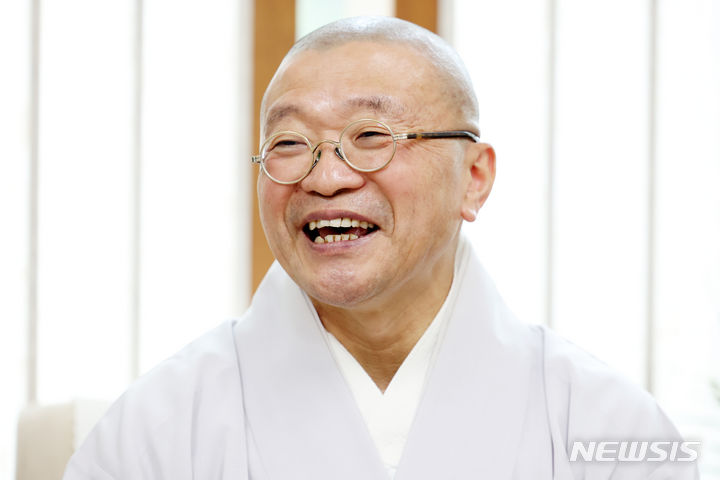 [서울=뉴시스] 박진희 기자 = 불교중앙박물관 관장 서봉스님이 지난 11일 서울 종로구 불교중앙박물관에서 인터뷰를 하고 있다. 2024.04.13. pak7130@newsis.com