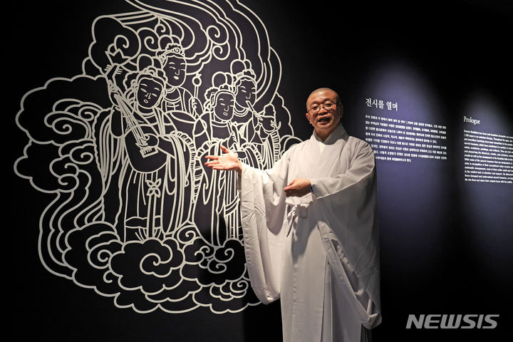 [서울=뉴시스] 박진희 기자 = 불교중앙박물관 관장 서봉스님이 지난 11일 서울 종로구 불교중앙박물관에서 인터뷰를 마치고 기획전 '수보회향(修補廻向), 다시 태어난 성보' 전시를 설명하고 있다. 2024.04.13. pak7130@newsis.com