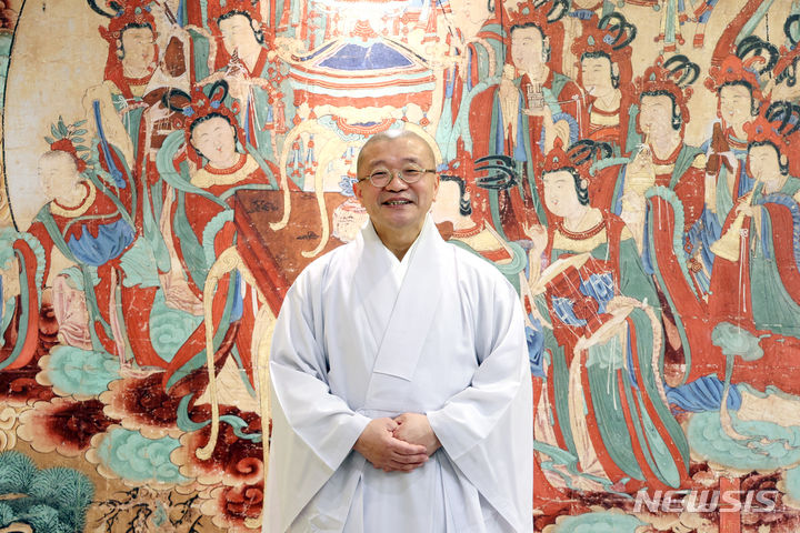 [서울=뉴시스] 박진희 기자 = 불교중앙박물관 관장 서봉스님이 지난 11일 서울 종로구 불교중앙박물관에서 뉴시스 인터뷰를 마치고 사진촬영을 하고 있다. 2024.04.13. pak7130@newsis.com