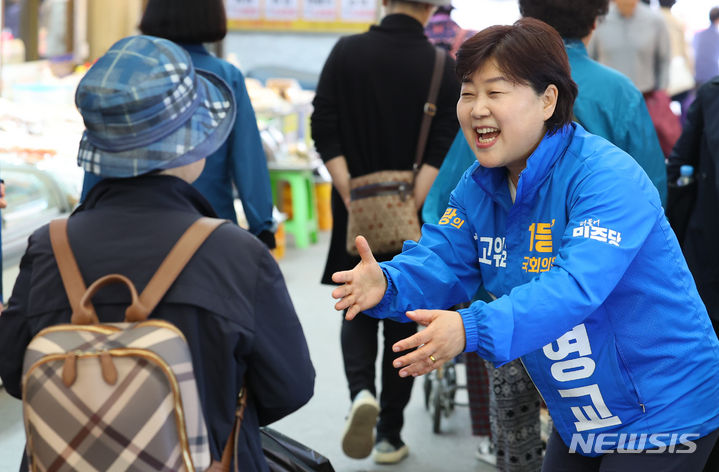 [서울=뉴시스] 최진석 기자 = 제22대 국회의원 선거 서울 중랑구갑에 당선된 서영교 더불어민주당 당선인이 11일 오후 서울 중랑구 면목시장에서 지역구 주민들에게 당선인사를 하고 있다. 2024.04.11. myjs@newsis.com