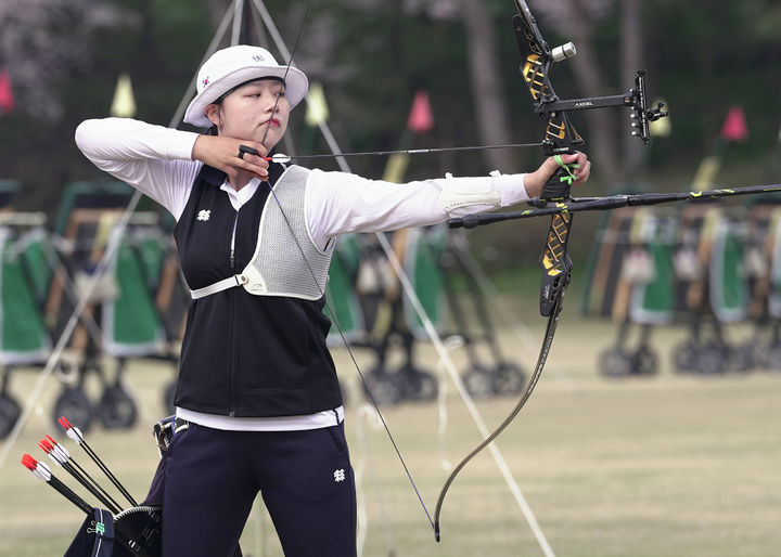 [서울=뉴시스] 조성우 기자 = 2024 파리 올림픽에 나설 남녀 양궁 국가대표가 최종 확정됐다. 남자 리커브는 김우진, 이우석, 김제덕이, 여자 리커브는 임시현, 전훈영, 남수현이 최종 선발됐다. 사진은 11일 경북 예천 진호국제양궁장에서 열린 2024년 양궁 국가대표 최종 2차 평가전에 참가한 임시현. (사진=대한양궁협회) 2024.04.11. photo@newsis.com *재판매 및 DB 금지