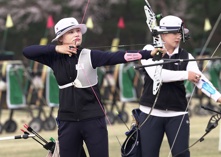 [서울=뉴시스] 조성우 기자 = 2024 파리 올림픽에 나설 남녀 양궁 국가대표가 최종 확정됐다. 남자 리커브는 김우진, 이우석, 김제덕이, 여자 리커브는 임시현, 전훈영, 남수현이 최종 선발됐다. 사진은 11일 경북 예천 진호국제양궁장에서 열린 2024년 양궁 국가대표 최종 2차 평가전에 참가한 정훈영. (사진=대한양궁협회) 2024.04.11. photo@newsis.com *재판매 및 DB 금지