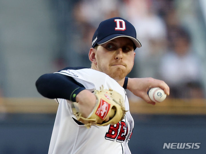[서울=뉴시스] 김명년 기자 = 11일 서울 송파구 잠실야구장에서 열린 2024 KBO리그 한화 이글스 대 두산 베어스의 경기, 1회초 두산 선발 브랜든이 역투하고 있다. 2024.04.11. kmn@newsis.com