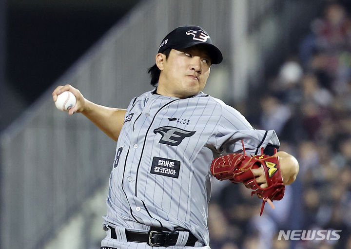 [서울=뉴시스] 김명년 기자 = 11일 서울 송파구 잠실야구장에서 열린 2024 KBO리그 한화 이글스 대 두산 베어스의 경기, 7회말 한화 장시환이 역투하고 있다. 2024.04.11. kmn@newsis.com