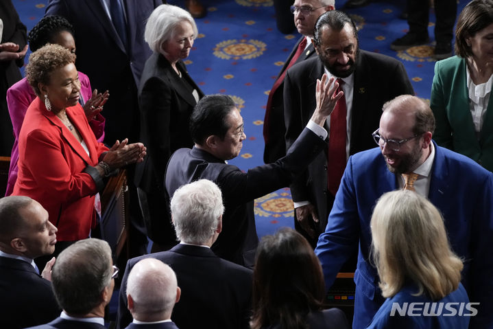 [워싱턴=AP/뉴시스]미국을 국빈방문한 기시다 후미오 일본 총리가 11일(현지시각) 워싱턴DC 국회의사당에서 열린 상하원 합동회의에서 연설하기 위해 입장하고 있다. 2024.04.12.