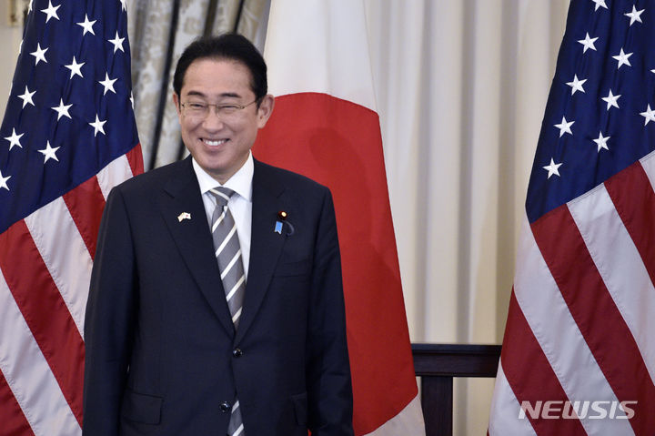 [워싱턴DC=AP/뉴시스]약 9년 만의 미국 국빈 방문을 성공적으로 마무리한 기시다 후미오(岸田文雄) 일본 총리의 지지율이 20%대를 벗어나지 못하고 있다. 일부 여론조사에서 소폭 상승하기도 했으나, 집권 자민당 파벌 비자금 스캔들이 여전히 발목을 잡고 있다. 사진은 지난 11일(현지시각) 미국 워싱턴DC 국무부에서 기시다 후미오 일본 총리가 카멀라 해리스 부통령. 토니 블링컨 국무장관과 오찬하고 있는 모습. 2024.04.22.