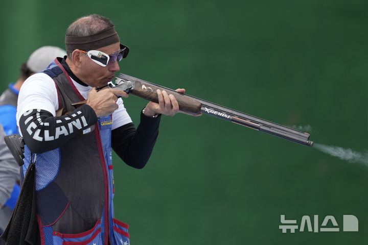 [산티아고=AP/뉴시스] 사격 선수 레오넬 마르티네스(베네수엘라)가 1984 로스앤젤레스 올림픽에 처음 출전한 뒤 40년 만에 올림픽에 재도전했다. 사진은 지난해 10월27일 레오넬 마르티네스가 칠레 산티아고에서 열린 팬 아메리칸 게임 사격 남자 트랩 결승전에 참가한 모습. 2024.08.01.