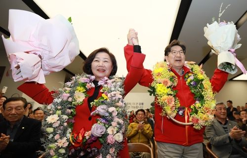 두팔을 들고 환호하고 있는 권선동 당선인. 권성동 당선인 사무소 제공 *재판매 및 DB 금지