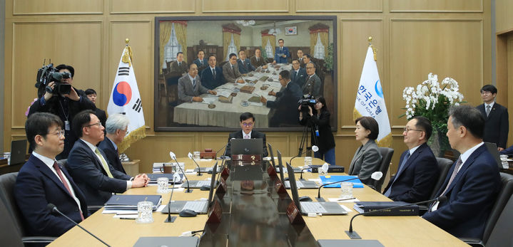 이창용 한국은행 총재가 12일 오전 서울 중구 한국은행에서 열린 금융통화위원회 본회의에서 회의를 주재하고 있다.(사진제공=한국은행) *재판매 및 DB 금지