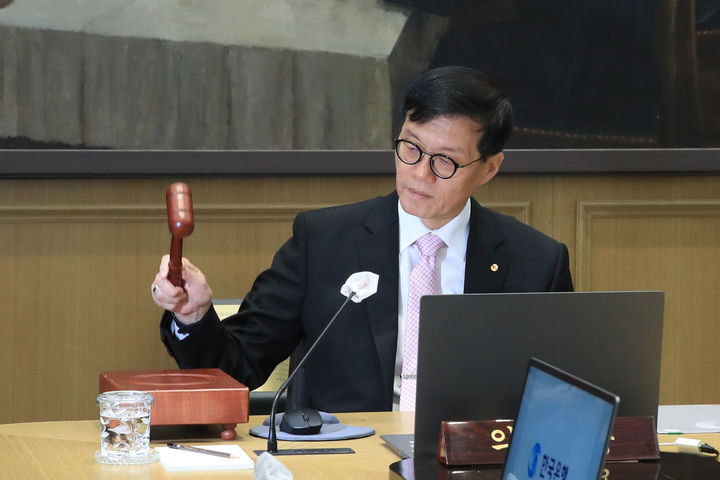 이창용 한국은행 총재가 12일 오전 서울 중구 한국은행에서 열린 금융통화위원회 본회의에서 회의를 주재하고 있다.(사진제공=한국은행) *재판매 및 DB 금지