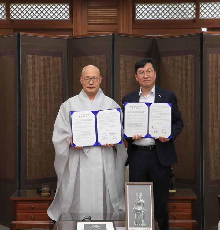 [대전=뉴시스]성창훈 조폐공사 사장과 조계사 진우 총무원장이 11일 불교문화 유산 보호 및 홍보를 위한 협약을 체결한 후 기념사진을 찍고 있다. 2024 04. 12 *재판매 및 DB 금지