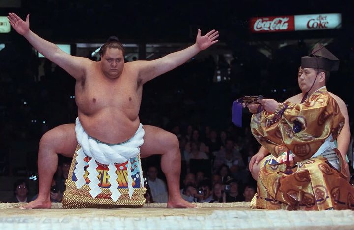 [서울=뉴시스] 국기(國技)인 스모 무대에서 외국인 선수 최초로 요코즈나(橫網)까지 올라갔던 아케보노 타로가 54세의 나이에 사망했다고 11일(현지시각) AP통신 등 외신이 보도했다. 사진은 생전 아케보노의 모습. (사진=영국 일간 가디언) 2024.4.12 *재판매 및 DB 금지