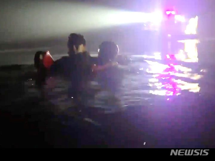 [평택=뉴시스] 해경 바디캠 영상화면 캡쳐. 평택해경이 해루질을 하다 바다에 빠진 여성을 구조하고 있는 모습(사진 = 평택해양경찰서 제공) 2024.04.12.photo@newsis.comm