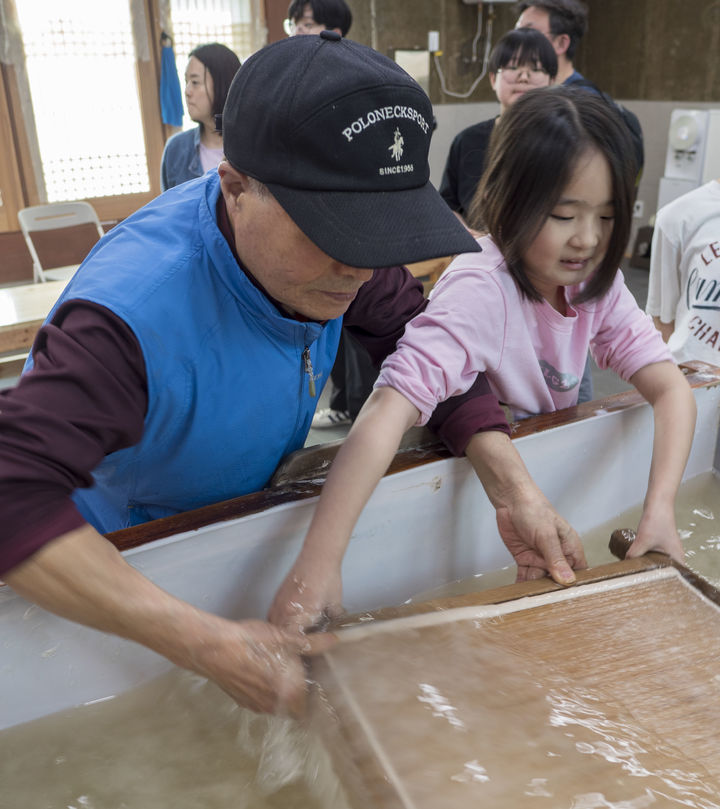 [전주=뉴시스] 강경호 수습기자 = 지난 6일 전북 전주시 완산구의 전주천년한지관에서 도서관 여행 참가자들이 한지의 섬유를 얇게 뜨는 제작 체험을 하고 있다. *재판매 및 DB 금지