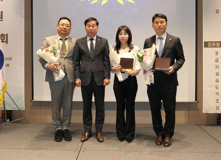 [대전=뉴시스]기설실적 최우수상을 수상한 원창건설 최원석 대표와 김양수 회장, 지현건설 지다영, 영인산업 권지오 대표가 기념촬영을 하고 있다. 2024. 04. 12 *재판매 및 DB 금지