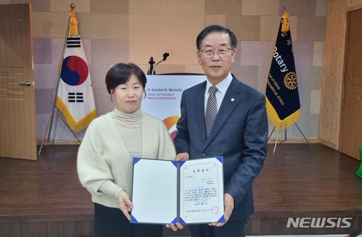 [전주=뉴시스]윤난슬 기자 = 전북 김제신협은 김제로타리클럽과 함께 지역 인재 양성을 위해 장학금 200만원을 전달했다고 12일 밝혔다.(사진=신협 전북본부 제공) 