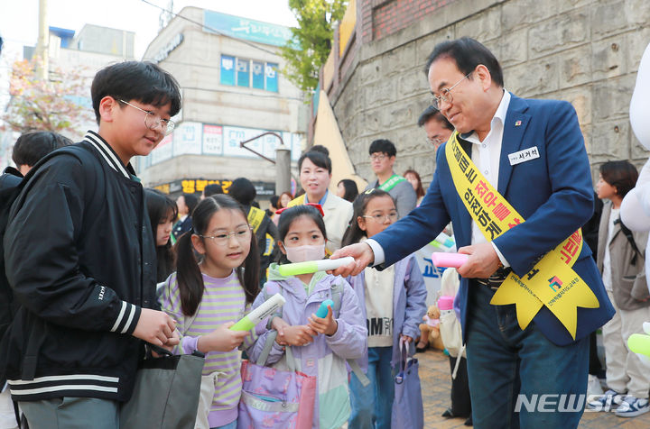 [익산=뉴시스]윤난슬 기자 = 전북특별자치도교육청은 12일 이리모현초등학교 주변 통학로에서 '어린이 교통안전사고 제로화 촉진을 위한 교통안전 캠페인'을 전개했다.2024.04.12.(사진=전북교육청 제공) 