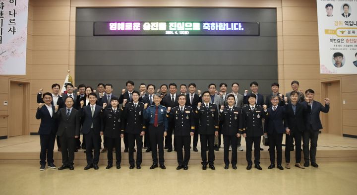 윤희근 경찰청장이 12일 서울경찰청 광역수사단을 찾아 악성·신종 사기범죄, 산업기술 유출범죄 피의자를 검거한 수사 유공자 5명을 특진 임용했다.(제공=경찰청) *재판매 및 DB 금지