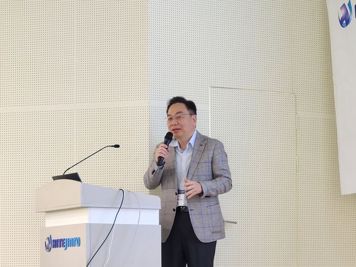 [이천=뉴시스] 주동일 기자 = 11일 전장우 하이트진로 연구소장 상무가 경기도 이천시 하이트진로 이천공장에서 연구소 통합 계획을 밝히고 있다. 2024.04.11 *재판매 및 DB 금지