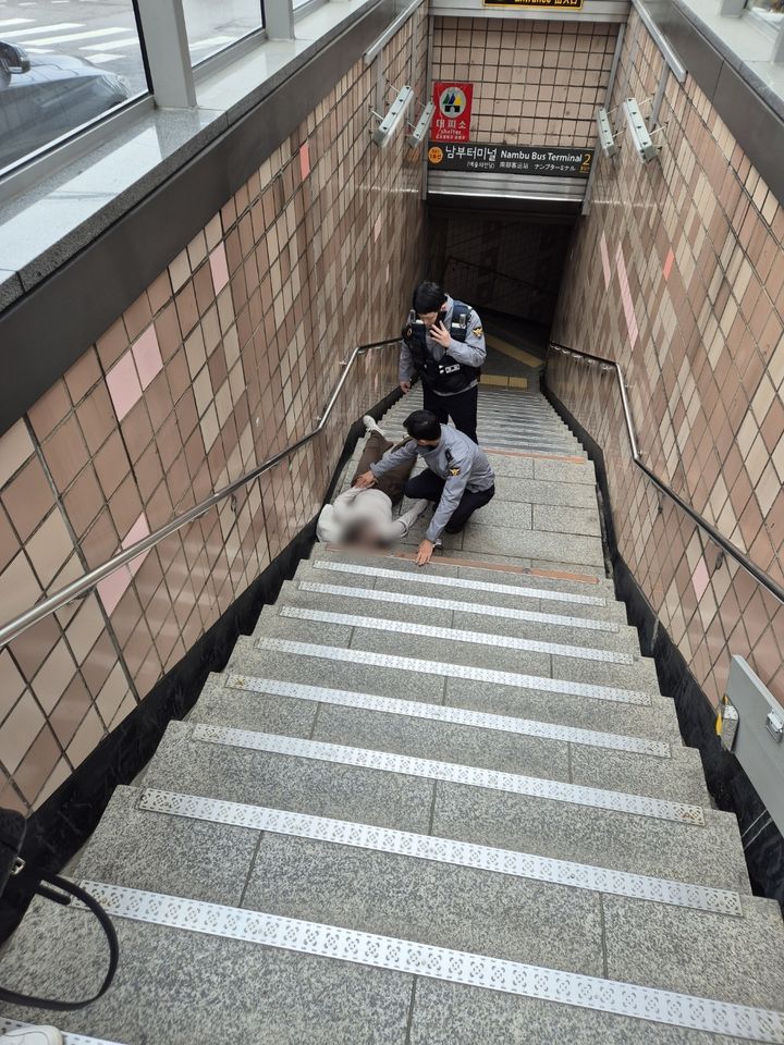 [서울=뉴시스] 경찰이 갑작스러운 발작으로 지하철역 계단에서 의식을 잃고 쓰러진 뇌전증(간질) 환자를 신속한 응급조치로 구조한 사실이 뒤늦게 알려졌다. (사진=독자 제공) photo@newsis.com *재판매 및 DB금지 *재판매 및 DB 금지