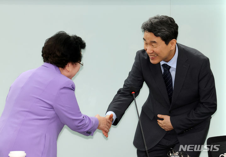 [서울=뉴시스] 배훈식 기자 = 이주호(오른쪽) 사회부총리 겸 교육부 장관이 12일 오전 서울 종로구 정부서울청사에서 열린 제1차 교육발전특구 자문위원회 회의에 참석해 이배용 국가교육위원장과 악수하고 있다. 2024.04.12. dahora83@newsis.com