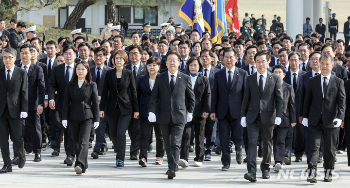 [서울=뉴시스] 최동준 기자 = 이재명 더불어민주당 대표와 윤영덕, 백승아 더불어비례연합 공동대표가 12일 오전 22대 총선 당선인들과 국립서울 동작구 서울현충원 참배를 위해 이동하고 있다. 2024.04.12. photocdj@newsis.com