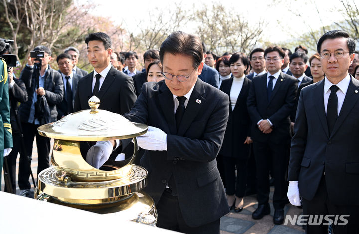 [서울=뉴시스] 최동준 기자 = 이재명 더불어민주당 대표가 12일 오전 서울 동작구 국립서울현충원 김대중 전 대통령 묘역에서 더불어민주당, 더불어민주연합 당선인들과 함께 참배하고 있다. 2024.04.12. photocdj@newsis.com