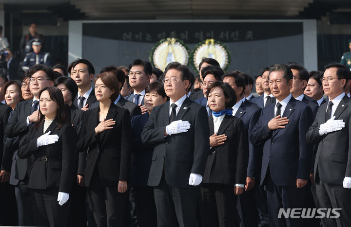 [서울=뉴시스] 최동준 기자 = 더불어민주당 이재명 대표와 당선인들이 12일 위성정당인 더불어민주연합 비례대표 당선인들과 함께 국립서울현충원 참배를 마친 뒤 이동하며 국민의례를 하고 있다. 2024.04.12. photocdj@newsis.com