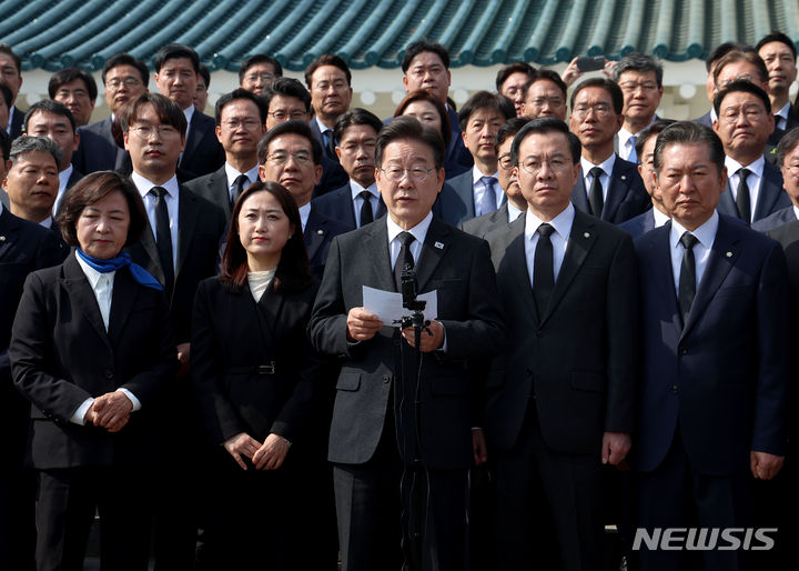 [서울=뉴시스] 최동준 기자 = 이재명 더불어민주당 대표가 당선인들과 함께 12일 오전 동작구 국립서울현충원을 찾아 참배한 뒤 기자회견을 갖고 있다. 2024.04.12. photocdj@newsis.com