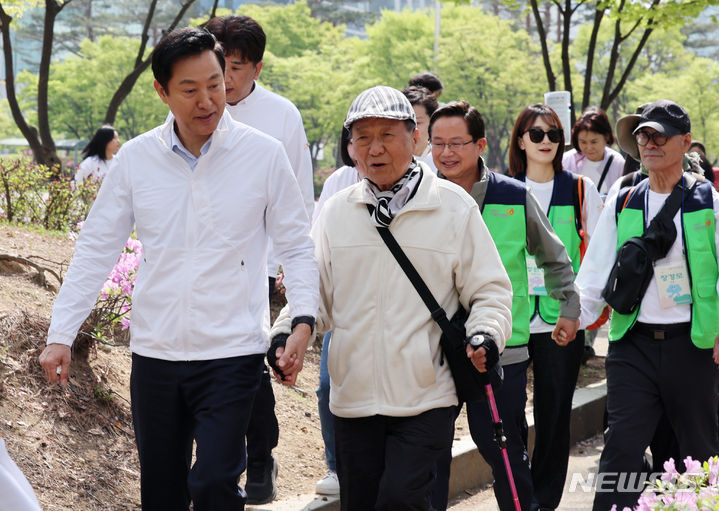 [서울=뉴시스] 김진아 기자 = 오세훈 서울시장이 12일 오전 서울 여의도공원에서 열린 치매 극복과 예방을 위한 '제10회 서울시 한마음 치매극복 걷기 행사'에서 참가자들과 함께 걷고 있다. 2024.04.12. bluesoda@newsis.com