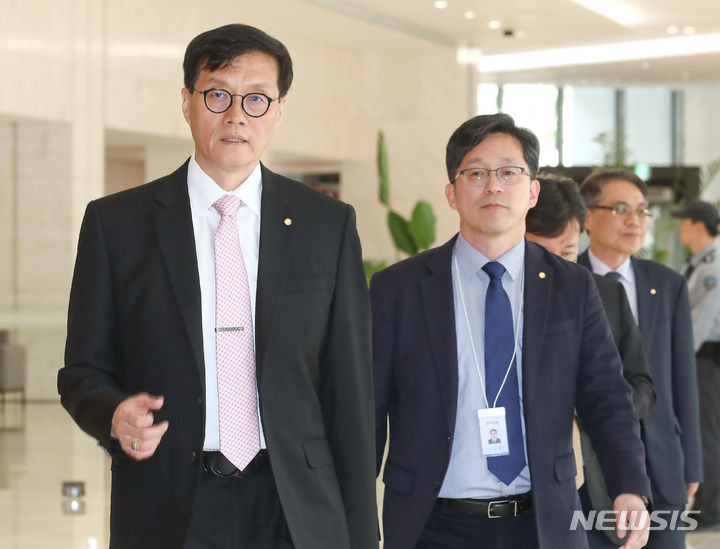 [서울=뉴시스] 사진공동취재단 = 이창용 한국은행 총재가 12일 서울 중구 한국은행에서 금융통화위원회 기준금리 결정에 관한 기자간담회를 하기 위해 이동하고 있다. 2024.04.12. photo@newsis.com