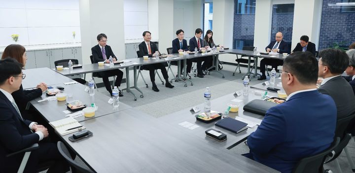 [서울=뉴시스] 안덕근 산업통상자원부 장관이 11일(현지시각) 미국 워싱턴 D.C. 한국무역협회 회의실에서 미국 현지진출 기업 간담회를 주재하고 있다. (사진=산업통상자원부 제공) 2024.04.12. photo@newsis.com *재판매 및 DB 금지