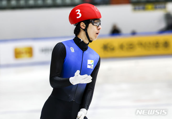 [서울=뉴시스] 정병혁 기자 = 12일 서울 목동실내빙상장에서 열린 2024-2025시즌 쇼트트랙 국가대표 2차 선발대회 남자 1000m 준결승 경기, 황대헌(빨강, 강원도청)이 경기 도중 미끄러진 뒤 손을 들고 있다. 2024.04.12. jhope@newsis.com