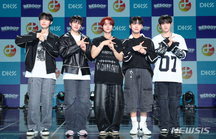 [서울=뉴시스] 김혜진 기자 = 그룹 DKZ(디케이지)가 12일 오후 서울 강남구 일지아트홀에서 열린 두 번째 미니앨범 'REBOOT'(리부트) 발매 기념 쇼케이스에서 포즈를 취하고 있다. 2024.04.12. jini@newsis.com