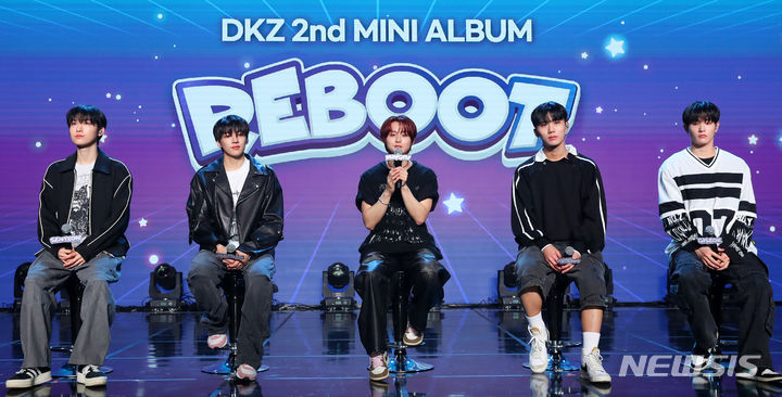[서울=뉴시스] 김혜진 기자 = 그룹 DKZ(디케이지) 재찬이 12일 오후 서울 강남구 일지아트홀에서 열린 두 번째 미니앨범 'REBOOT'(리부트) 발매 기념 쇼케이스에서 무대를 선보이고 있다. 2024.04.12. jini@newsis.com