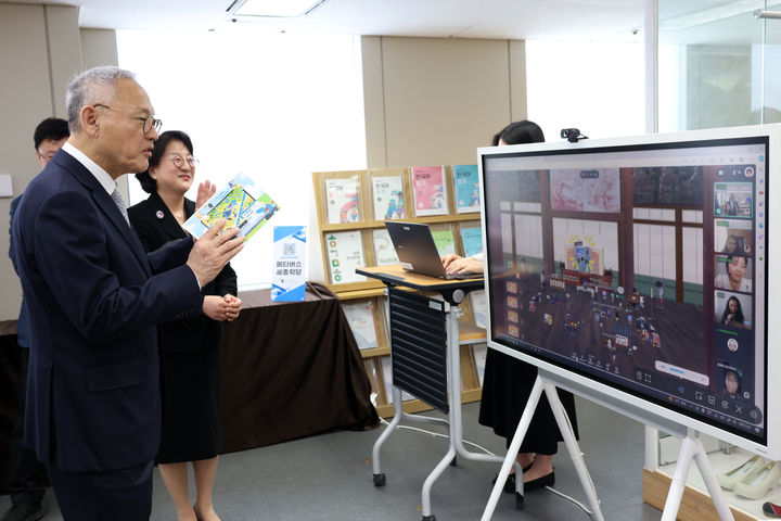 [서울=뉴시스] 박진희 기자 = 유인촌 문화체육관광부 장관이 12일 서울 서초구 세종학당재단에서 '세종학당 메타버스' 학생들과 대화를 하고 있다. 오른쪽은 이해영 세종학당재단 이사장. (사진=문화체육관광부 제공) 2024.04.12. photo@newsis.com *재판매 및 DB 금지