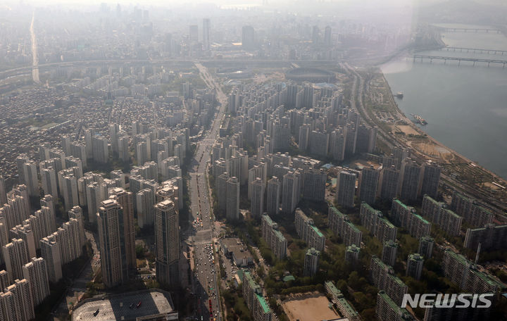 [서울=뉴시스] 조성우 기자 = 한국부동산원 4월 둘째 주(8일 기준) 아파트 가격 동향에 따르면 서울 아파트값이 3주째 상승세를 이어갔다. 수도권 아파트값도 지난해 11월 마지막 주 이후 20주 만에 상승 전환했다. 사진은 12일 오후 서울 송파구 롯데월드타워 서울스카이 전망대에서 내려다본 아파트 단지 모습. 2024.04.12. xconfind@newsis.com