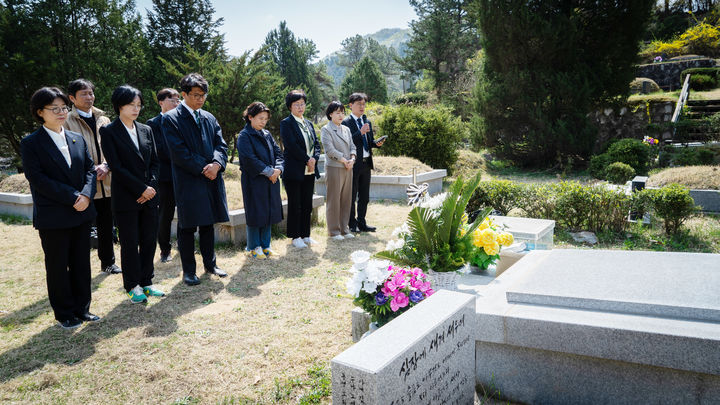 [서울=뉴시스] 조성봉 기자= 김준우 녹색정의당 상임대표를 비롯한 지도부가 12일  경기도 남양주 마석 민주열사묘역 내 노회찬 전 의원의 묘역을 찾아 참배하고 있다. (사진=녹색정의당 제공) 2024.04.12. photo@newsis.com *재판매 및 DB 금지