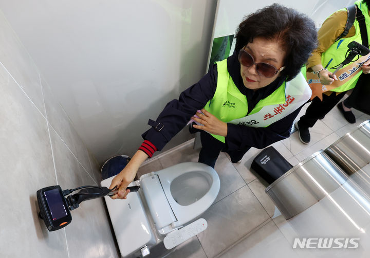 [서울=뉴시스] 조성우 기자 = 강남구 불법촬영시민감시단이 12일 오후 서울 강남구 대치동 학원가에서 4대 폭력 및 디지털 성범죄 근절을 위한 민·관·경 합동 캠페인을 벌인 뒤 한 학원 화장실에서 불법 촬영 장비 점검을 하고 있다. 2024.04.12. xconfind@newsis.com