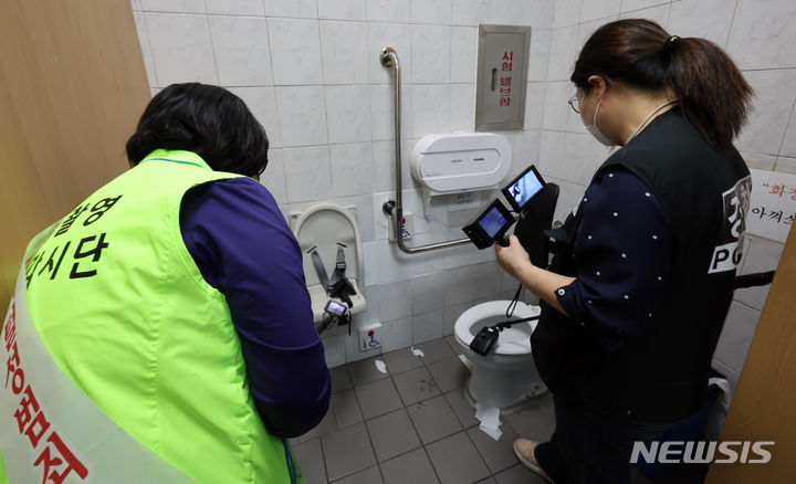 [서울=뉴시스] 조성우 기자 = 강남구 불법촬영시민감시단과 수서경찰서 여성청소년계 성폭력예방팀 경찰이 지난 4월12일 오후 서울 강남구 대치동 학원가에서 4대 폭력 및 디지털 성범죄 근절을 위한 민·관·경 합동 캠페인을 벌인 뒤 한 학원 화장실에서 불법 촬영 장비 점검을 하고 있다. 2024.04.12. xconfind@newsis.com