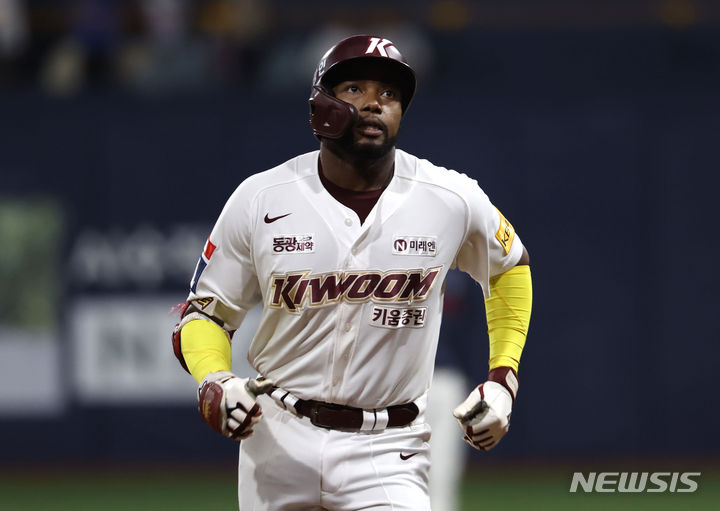 [서울=뉴시스] 정병혁 기자 = 프로야구 키움 히어로즈의 외국인 타자 로니 도슨이 휴식 차원에서 5일 서울 잠실구장에서 열리는 LG 트윈스전 선발 라인업에서 제외됐다. 사진은 지난 4월12일 서울 구로구 고척스카이돔에서 열린 2024 KBO리그 롯데 자이언츠전 4회말 2사 주자 없는 상황에서 2점 홈런을 친 뒤 그라운드를 돌고 있는 도슨. 2024.04.12. jhope@newsis.com