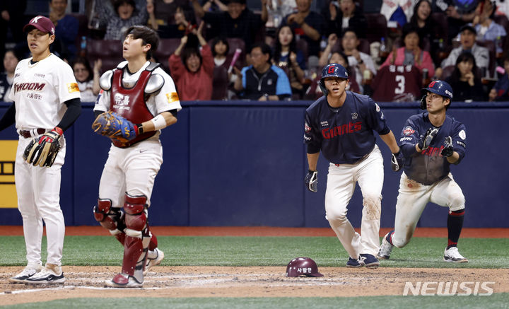 [서울=뉴시스] 정병혁 기자 = 지난해 4월12일 서울 구로구 고척스카이돔에서 열린 2024 KBO리그 롯데 자이언츠 대 키움 히어로즈의 경기, 7회초 2사 주자 만루 상황 롯데 유강남 뜬공 때 키움 포수 김재현이 공을 놓치자 2루 주자 이정훈이 홈으로 쇄도하고 있다.&nbsp; 2024.04.12. jhope@newsis.com